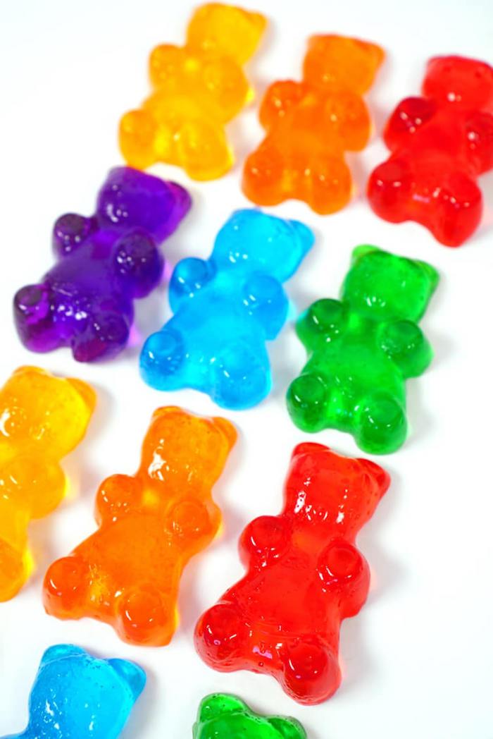 Gjør fruktgummi selv - fire rader bjørner i blendende farger