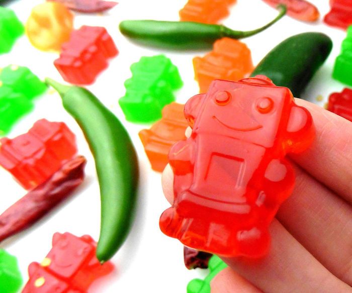 gjør skarpe fruktgummier seg som små robotformer i rødt