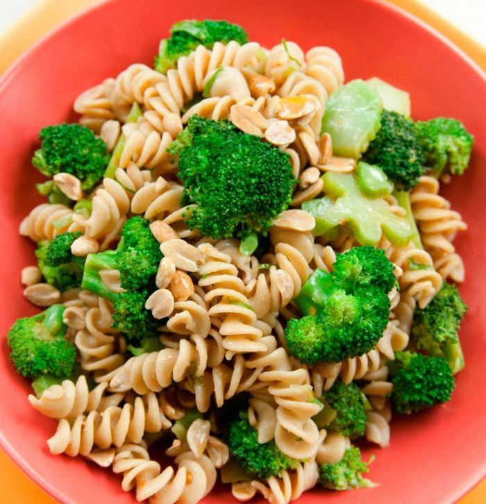 Pastasallad med fullkornspasta och broccoli