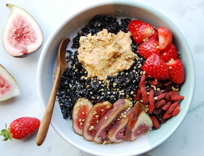 čierna ryža zdravé lahodný sladký recept s ovocím jahody fig goji bobule sušienky smotana