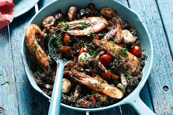 čierna ryža recept mediterranean potraviny garnellen paradajky bazalka modrá farba drevený stôl