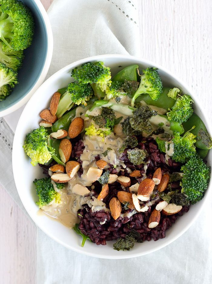 reteta neagra de orez cu legume in culoarea verde combina broccoli cu vegana alimentara cu mancare vegana