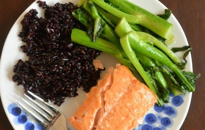 svart risrecept hälsosamt god mat ris lax broccoli balanserad kost