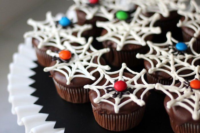 Helovyno receptai, baltojo šokolado voratinkliai, išspausti iš saldumynų