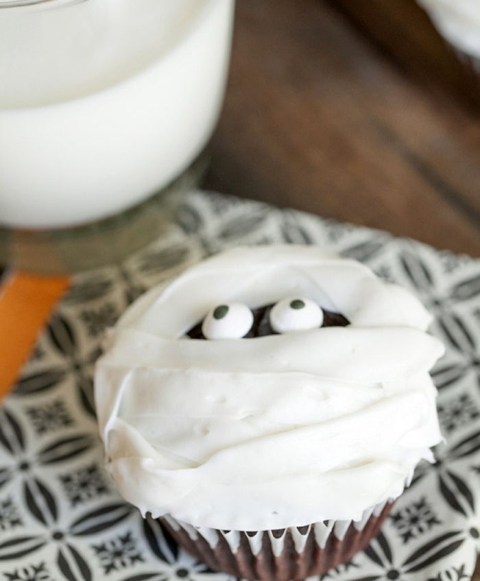 Halloween receptai, cupcake mumija su šokoladu ir grietine