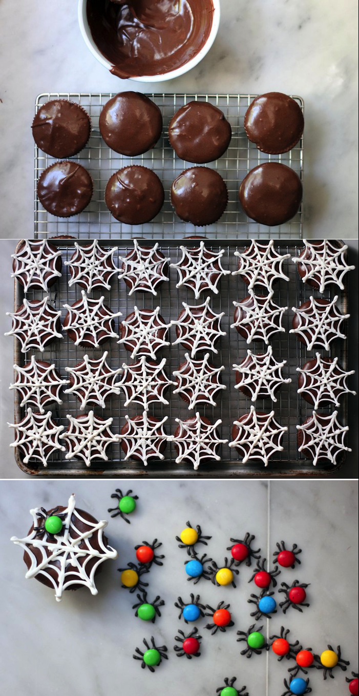 Halloween oppskrifter, muffins med spindelvev av hvit sjokolade