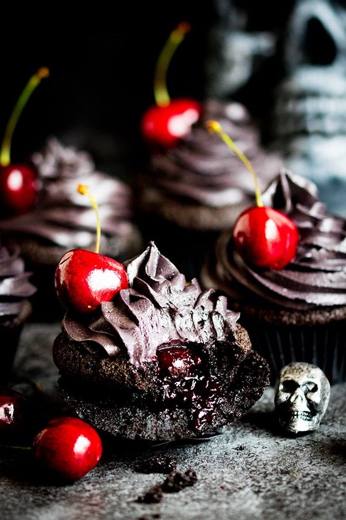Halloween oppskrifter, sjokoladekake med krem ​​og kirsebær
