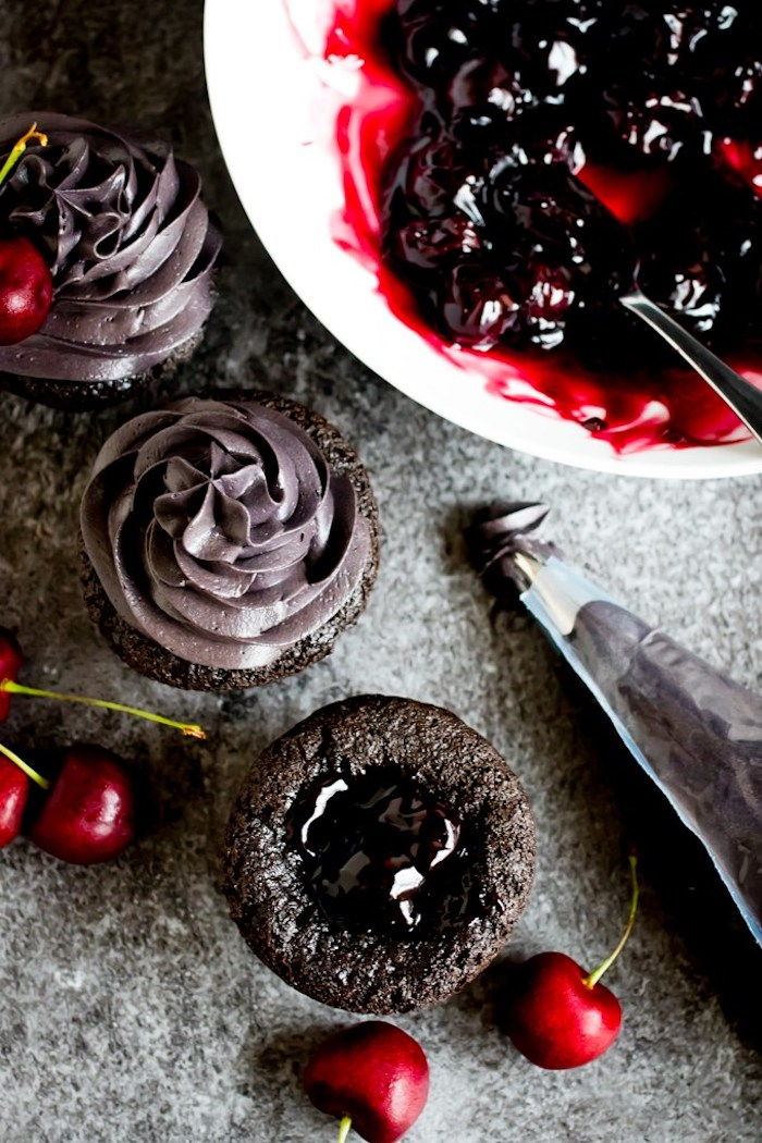 Fazendo receitas de Halloween, cupcakes, muffins com chocolate e cerejas