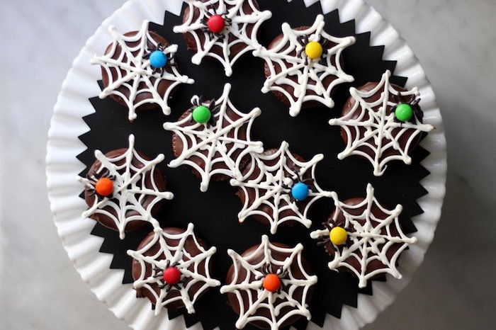 Dekorera Halloween recept, muffins, färgglada spindlar gjorda av godis
