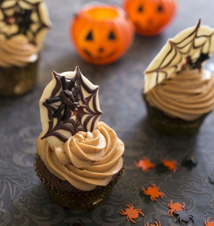 halloween oppskrifter, sjokolade edderkopper, festlige cupcakes