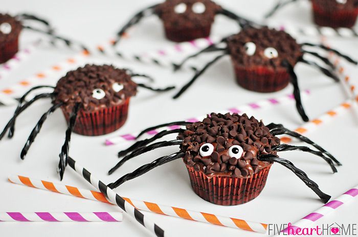 Padaryti Halloween receptai, padaryti keksų vorai pats, papuošti cupcakes