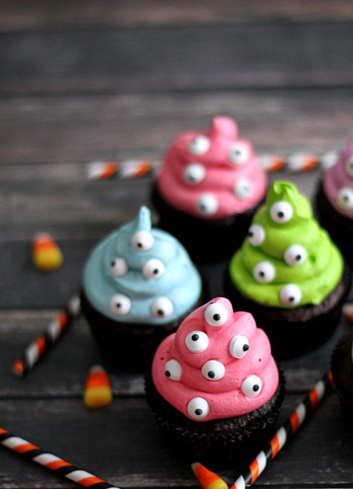Receitas de Halloween, cupcakes decorados com olhos creme e chocolate
