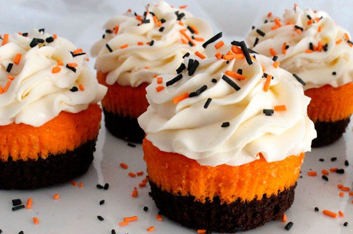 Halloween bakning, desserter i orange och brun dekorerad med smörgås och strö