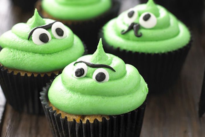 Padarykite Halloween kepkite, paimkite muffins-monsters, cupcakes with green cream
