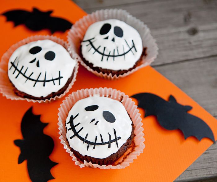 baker muffins for halloween, festlig dekorere cupakes