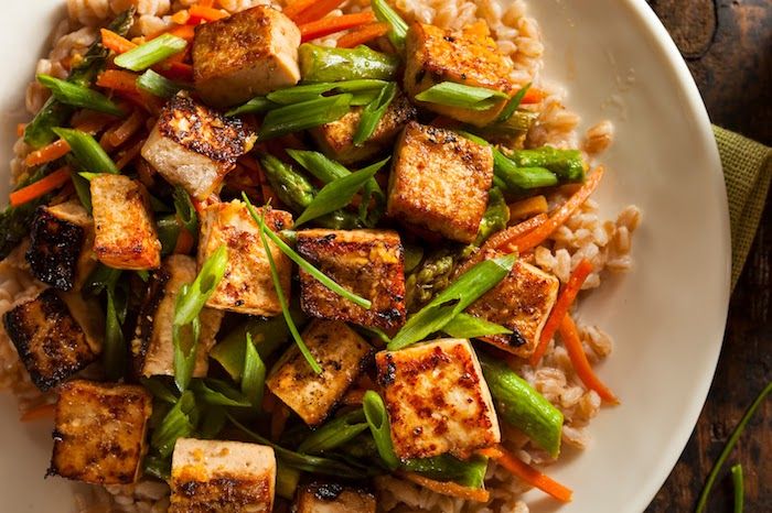 røkt tofu tallerken med fersk grønnsaker løk persille risfat med gulrøtter og agurker