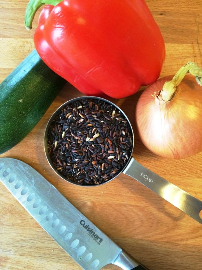 svart ris röd paprika lök gurka pumpa kniv på bordet förbereder att laga mat