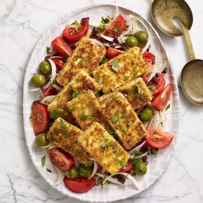 afumat tofu toastă proaspătă salată de tofu pentru a vă bucura de roșii și măsline cu vase proaspete de vară