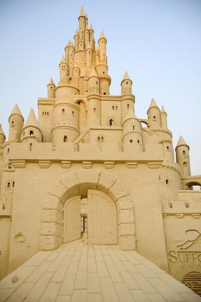 stort slott-laget fra sand