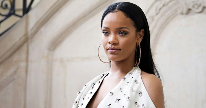 coafură neagră netedă - păr Rihanna, cercei de aur mari, rochie albă cu model