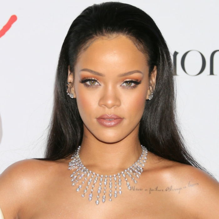 Cabelo Rihanna - colar de prata com pingentes, cabelo preto liso, aparência elegante
