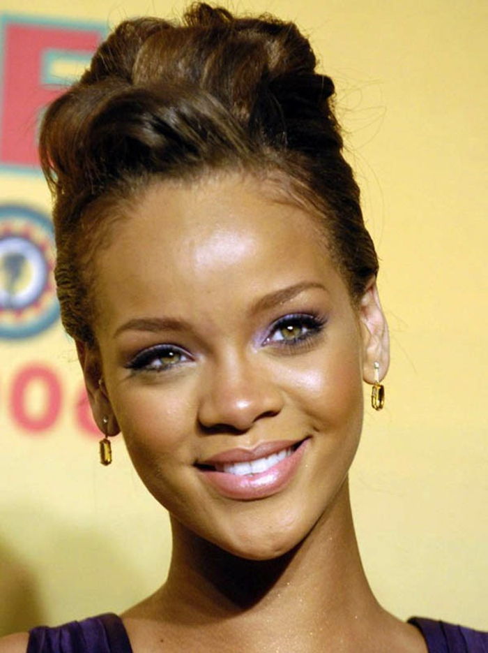 Rihanna arata atat de simpatic cu aceasta coafura, coafura updo cu bucle - parul Rihanna