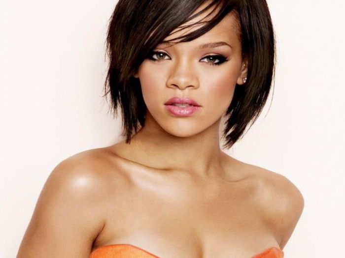 uma foto tentadora de Rihanna, cabelo de comprimento médio, jóias discretas