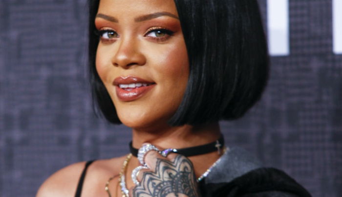 Rihanna cabelo, penteado bob perfeito muitos anéis e um colarinho preto