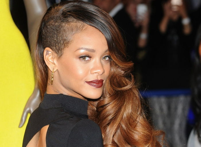 O cabelo encaracolado de Rihanna cresceu um pouco - cabelo Rihanna