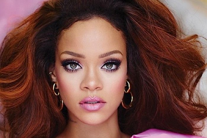 Rihanna é linda como uma boneca com cabelo vermelho - cabelo Rihanna