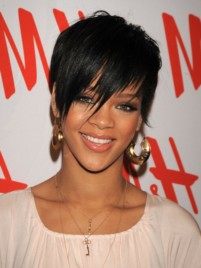 cabelo curto preto de Rihanna com um pônei chique e brincos de ouro
