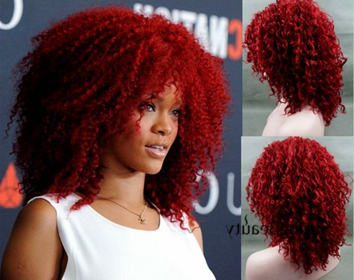 Rihanna com cabelos muito crespos, tingidos de vermelho vivo, Rihamnna com cabelos estruturados de comprimento médio, blusa de cetim branca e colar elegante