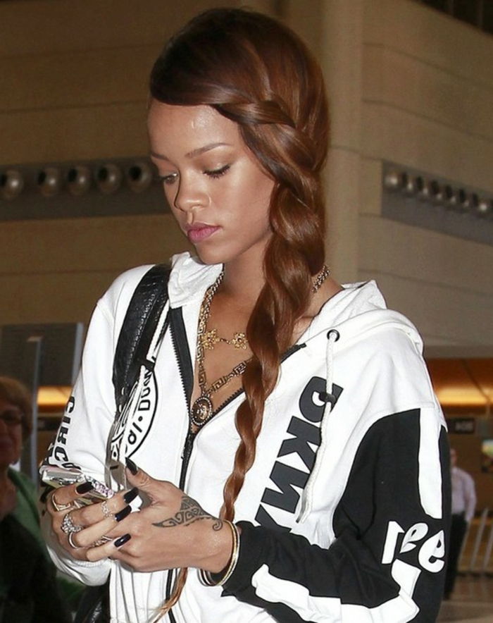 o jacheta de călcat în culoarea alb-negru - un picior în roșu - coafura Rihanna