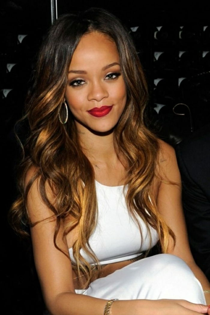 vestido branco cabelo frágil com fios loiros - brincos redondos - penteado Rihanna