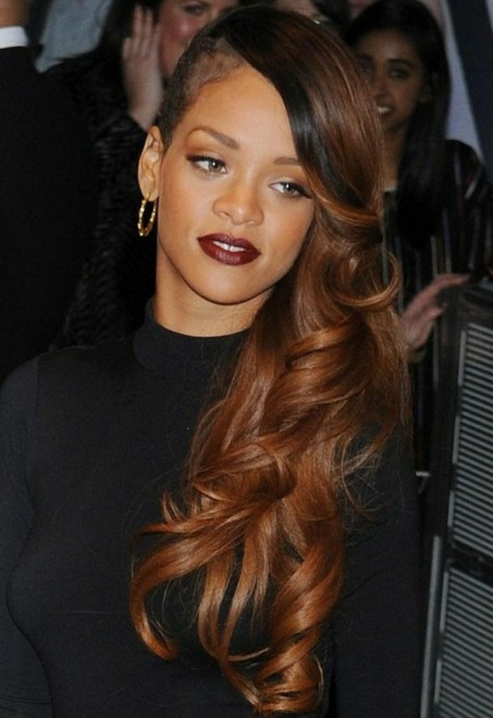 Coafura Rihanna - lungă pe o parte, rasă pe cealaltă în culoare maro