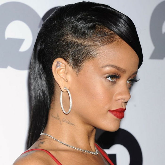 Undercut na cor preta com um pônei preto, brincos de prata - penteados Rihanna