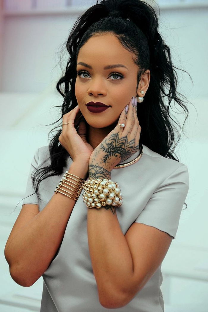 drăguț aspect de Rihanna cu două brățări cu perle, părul friabil negru cu coafura updo - cele mai bune coafuri