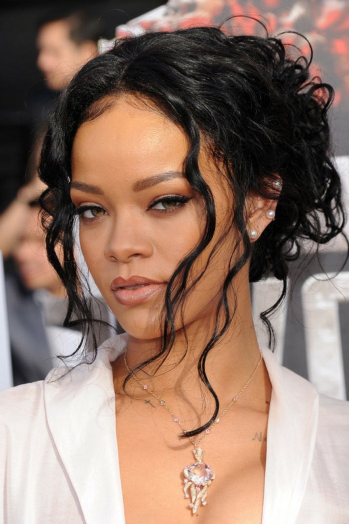 păr negru cu bucle libere care se încadrează, altfel coafura updo - coafura Rihanna