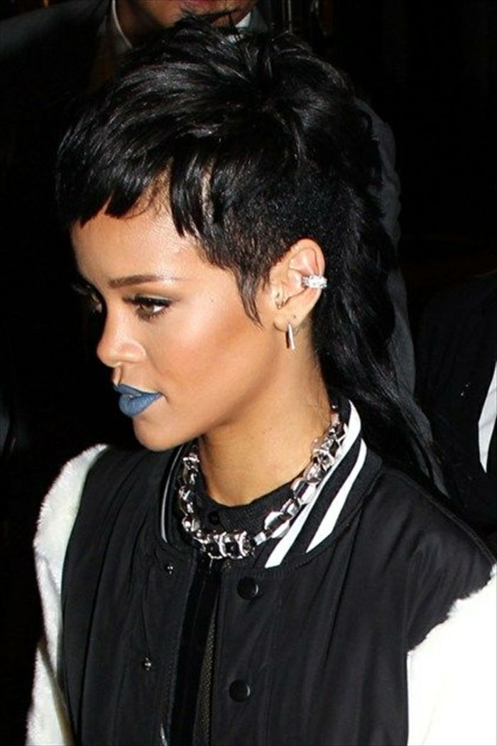 Fancy hairstyle și machiaj de păr Rihanna este în culoare neagră - coafura Rihanna