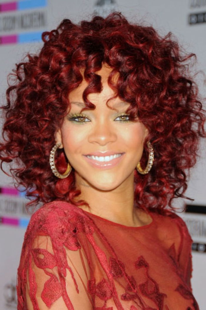 cabelo vermelho encaracolado - o último hit de Rihanna - Rihanna penteado