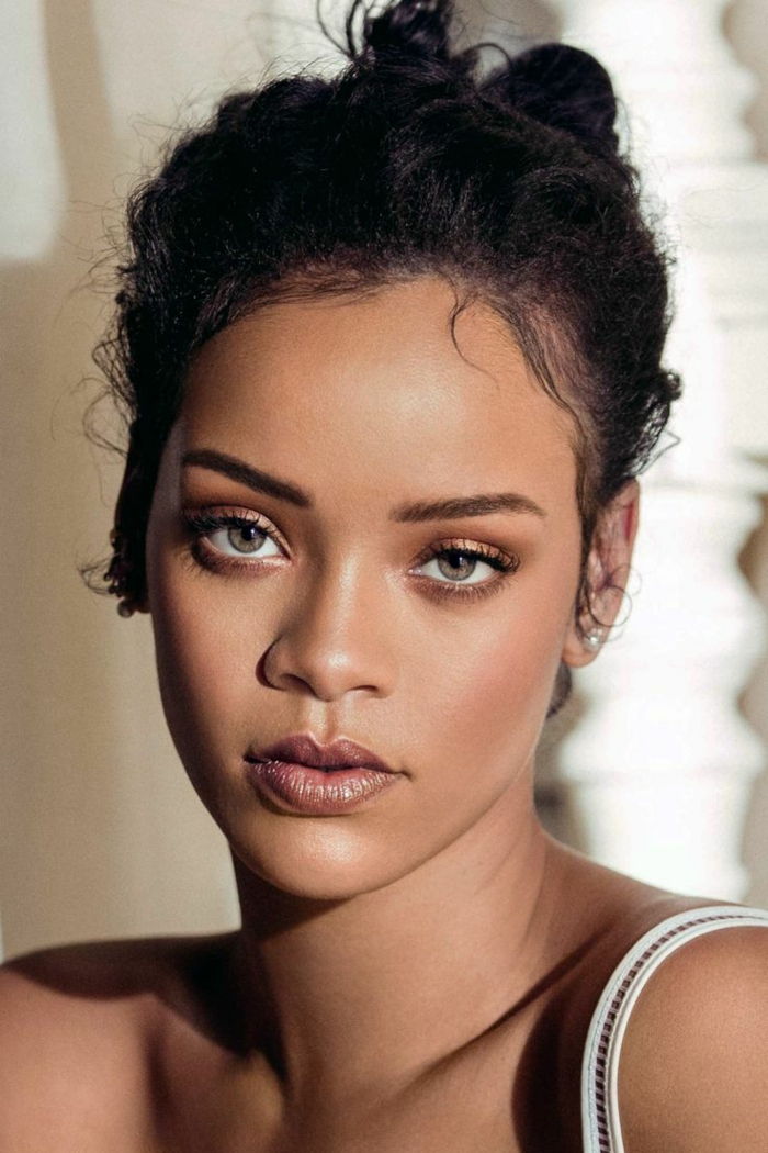 Rihanna rápido e fácil penteado com brincos pouco há vários anos
