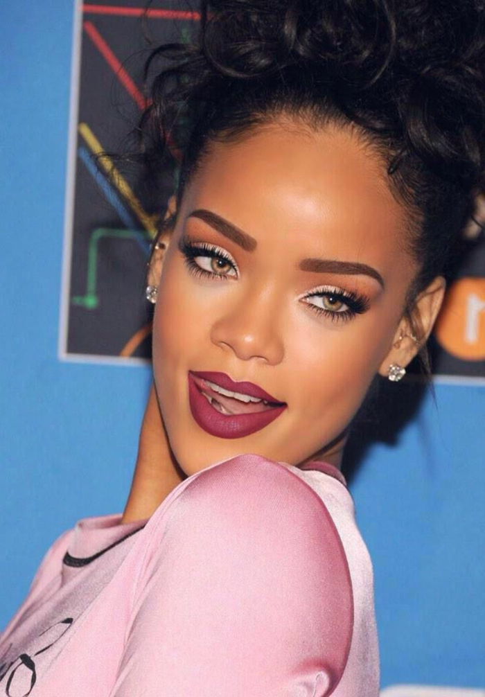 vestido rosa penteado updo com cachos, pequenos brincos de diamante - penteados Rihanna