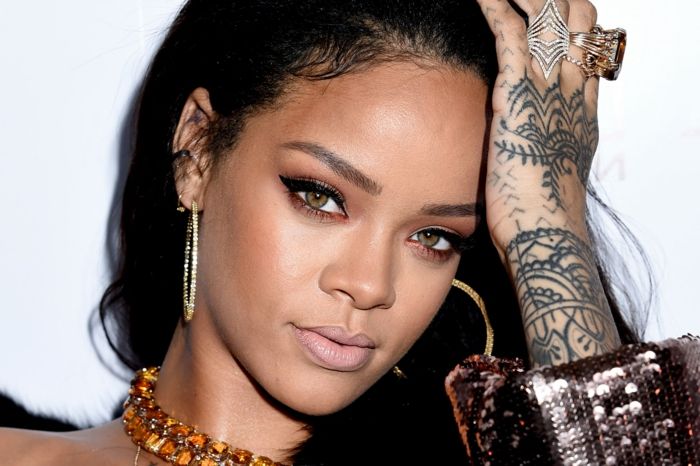 cabelo preto, brincos de ouro e um colar com pedras, penteado liso - penteado Rihanna
