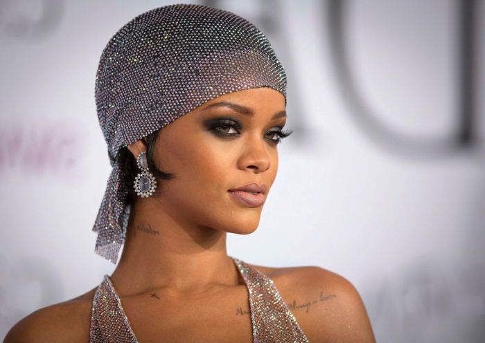 Rihanna cabelo curto e pano de prata em linha com o vestido