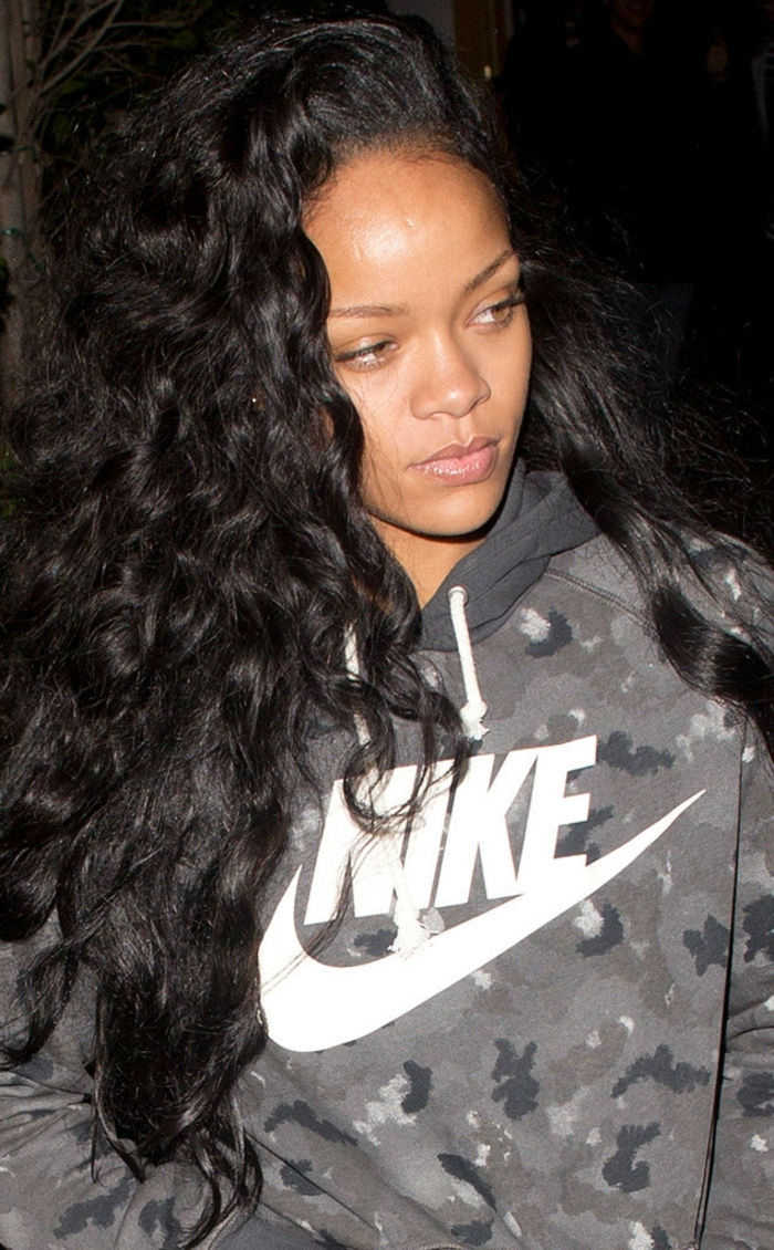 Fotos de Rihanna com roupa NIKE - cabelo encaracolado, uma foto de paparazzo