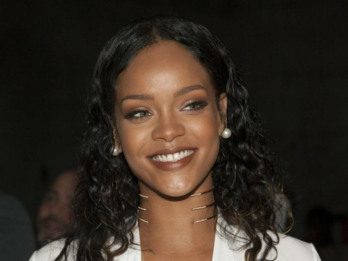 Brincos de pérola preto cabelo encaracolado, batom marrom - imagens por Rihanna