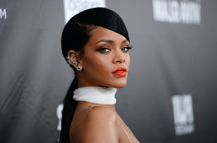 Batom vermelho e lenço branco, cabelo preto e brincos de prata - fotos de Rihanna