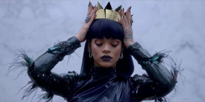 O penteado e estilo de Rihanna em seus vídeos é pronunciado - coroa de ouro