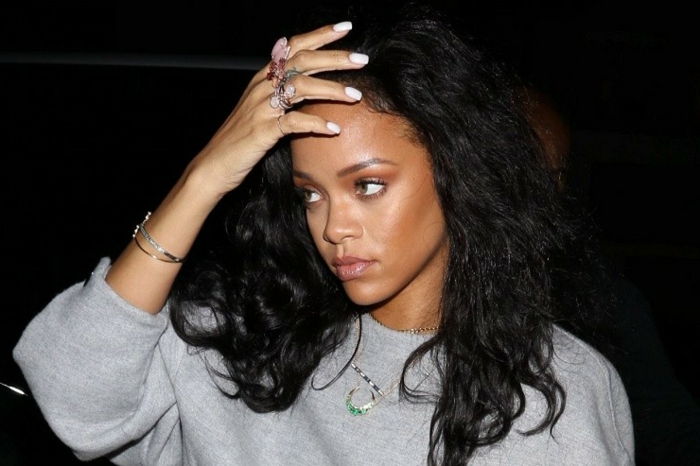 Imagini ale lui Rihanna de Paparazzo cu multe inele, bucle naturale lungi