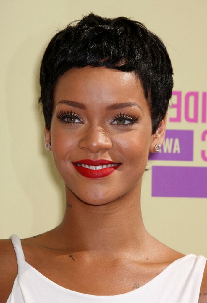 Rihanna cabelo curto - um penteado simples como um menino